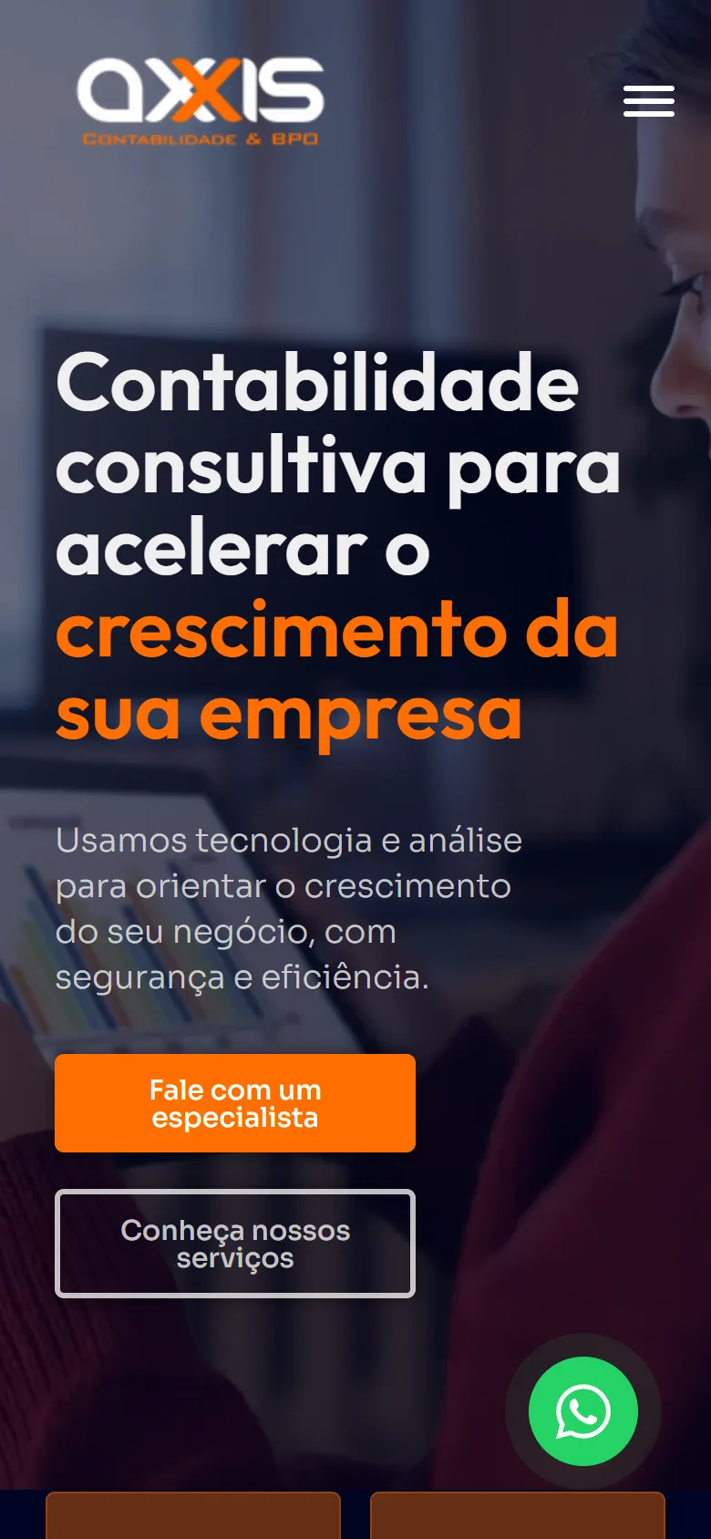 Site da Axxis Contabilidade em um celular